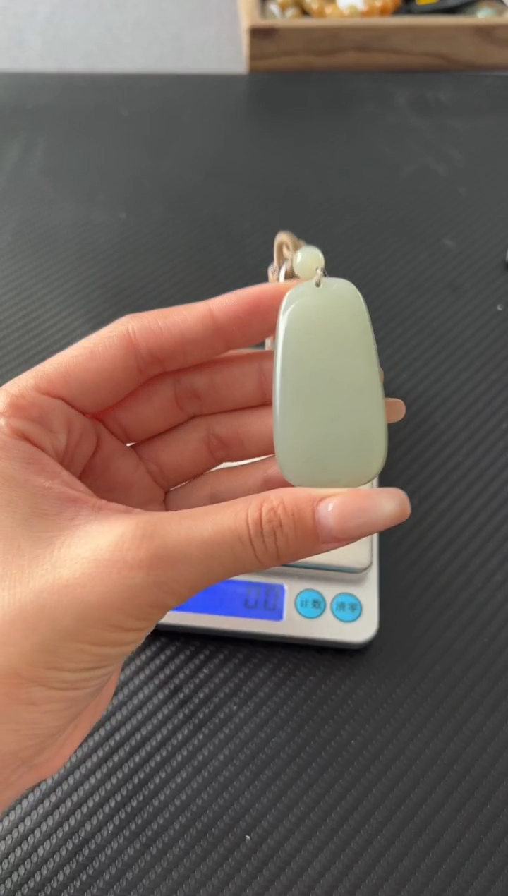 吊坠(赠链)未镶嵌和田玉且末微色差近矿吊坠