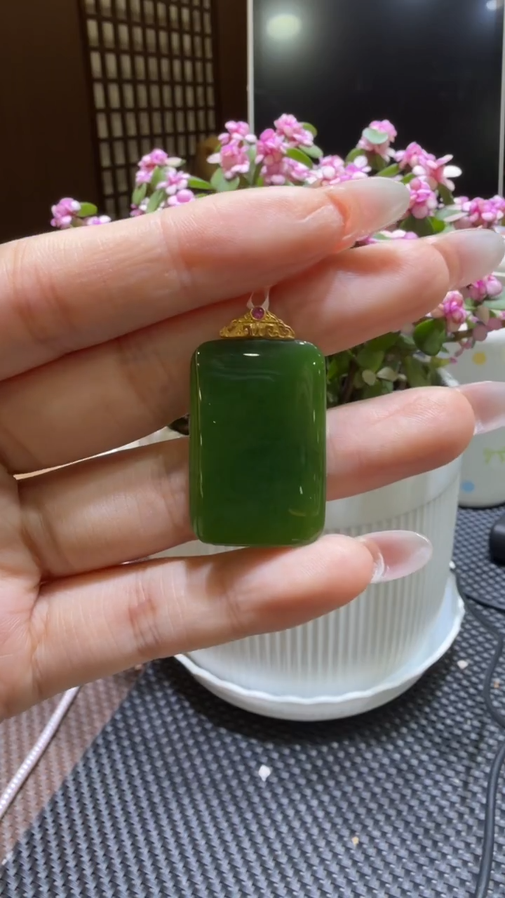 颈饰18K金镶嵌和田玉挂件