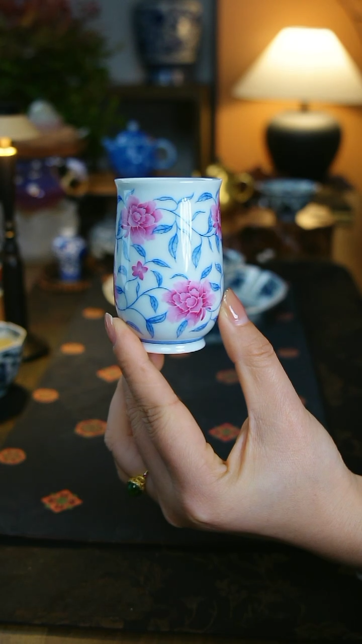 斗彩缠枝牡丹闻香杯