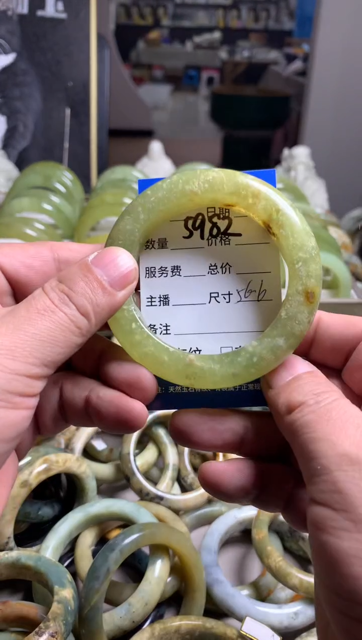 【闪购商品】蛇纹石玉手镯未镶嵌5982