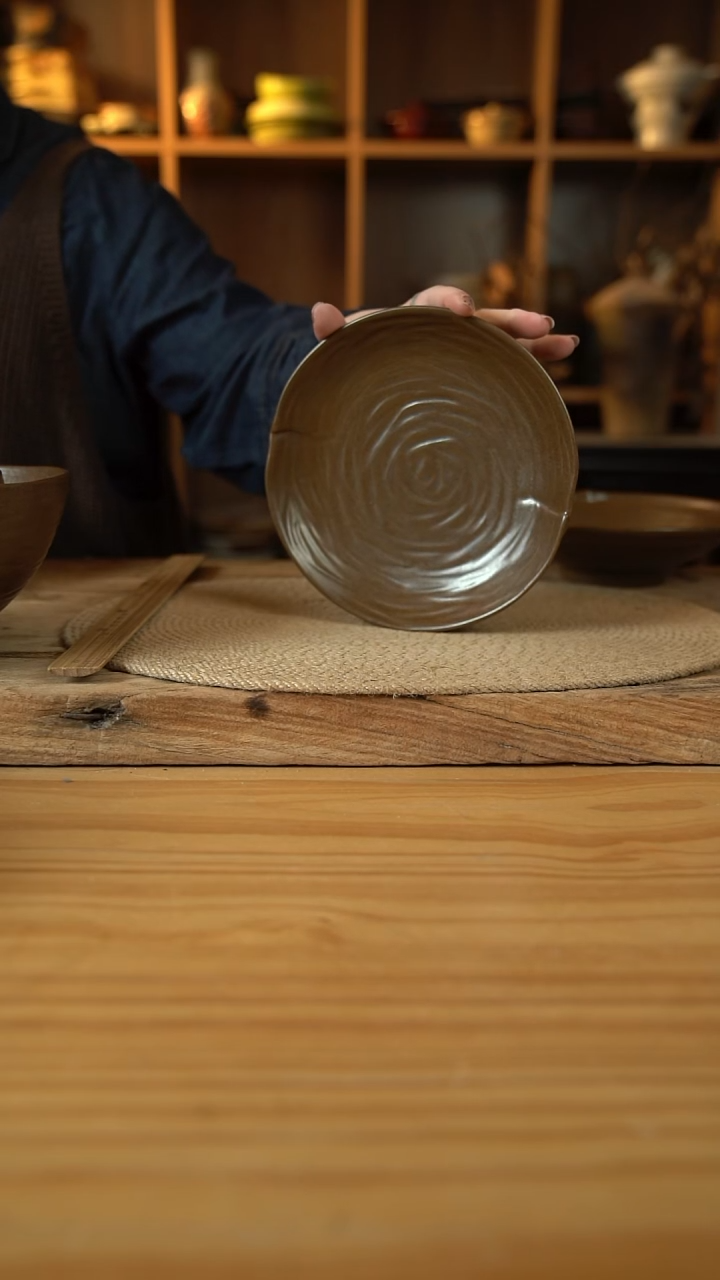 咖色系列的7英寸两瓣贴布纹盘子1个