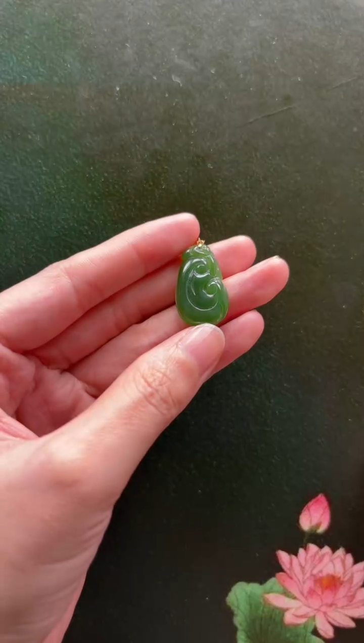 颈饰18K金镶嵌和田玉吊坠