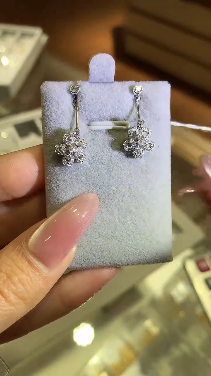 【闪购商品】钻石吊坠18K金镶嵌钻石吊坠多样性发一