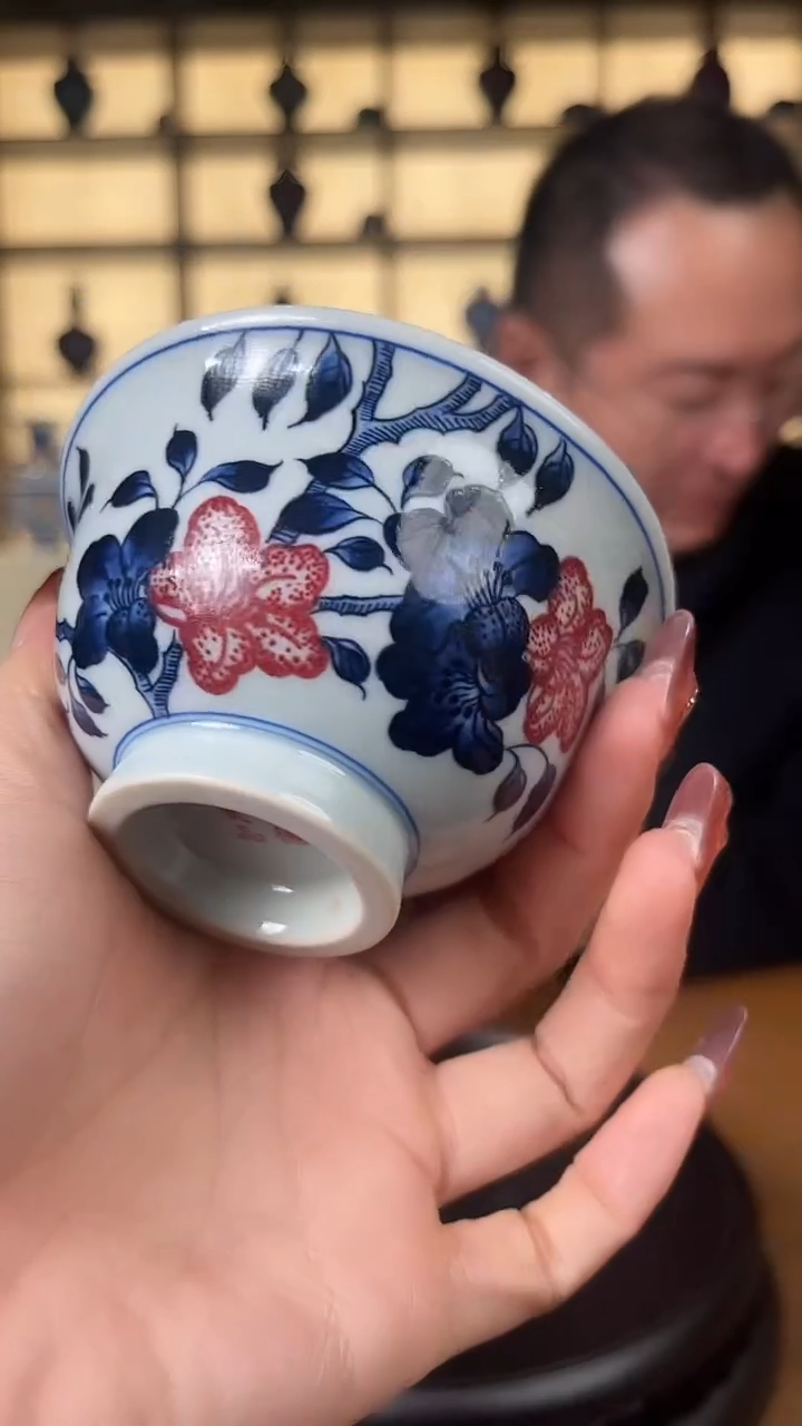 摆件陶瓷青花釉里红花卉压手杯