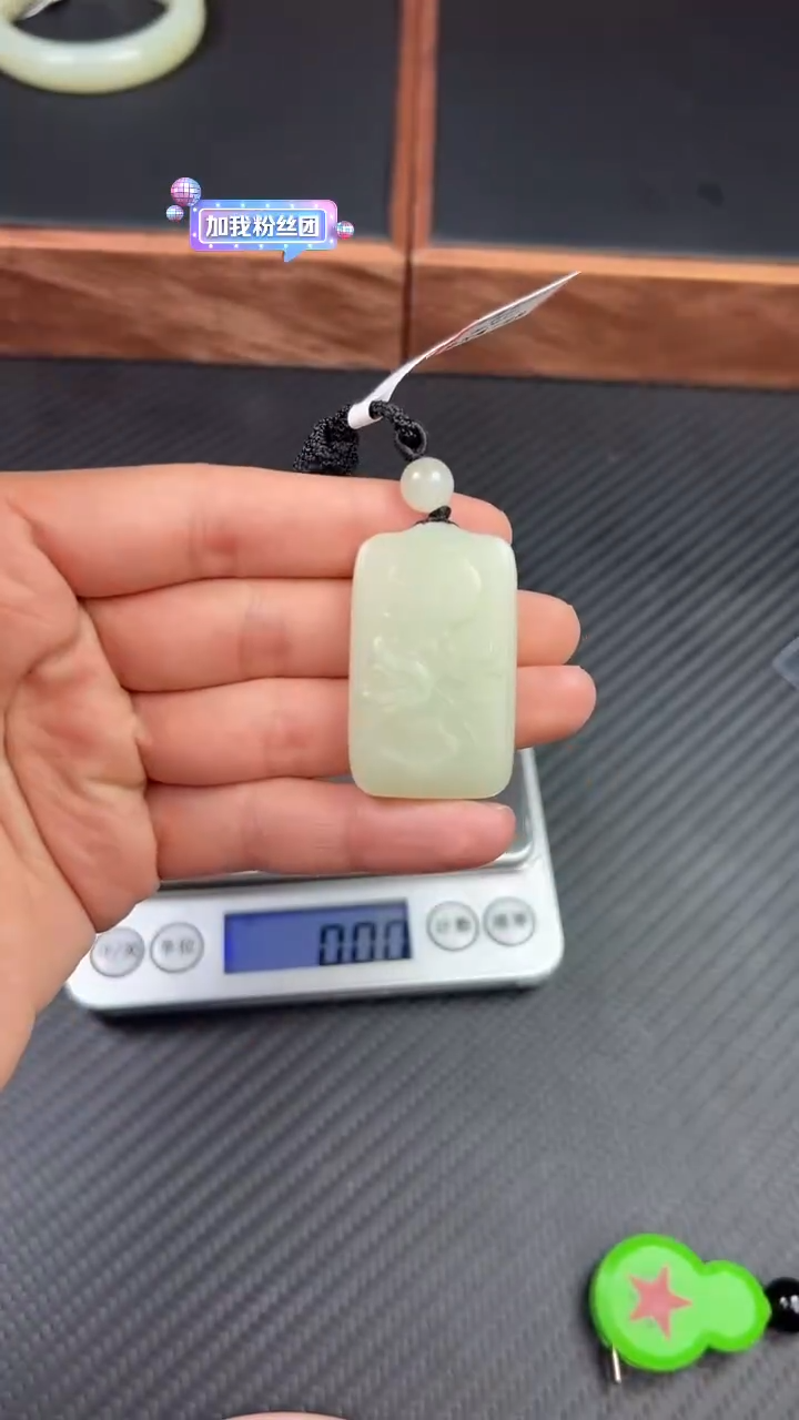 【闪购商品】和田玉吊坠(赠链)未镶嵌且末微色差迪克兰二细