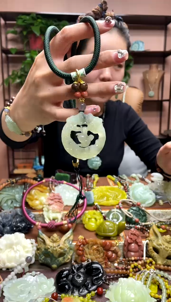 未镶嵌岫玉颈饰·