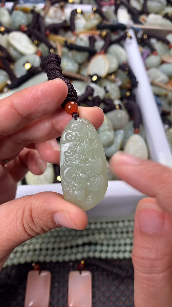【闪购商品】和田玉颈饰未镶嵌多样性发货没有证书，拍一发一.有瑕