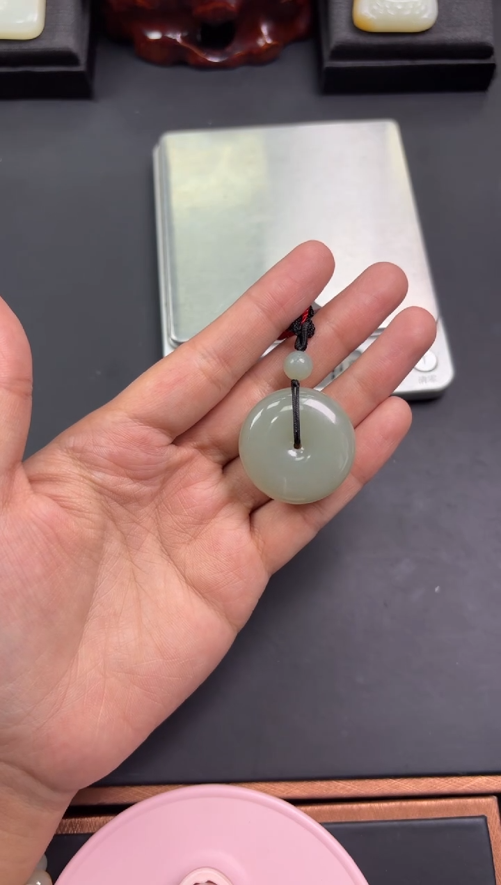 【闪购商品】和田玉吊坠(赠链)未镶嵌且末微色差近矿吊坠