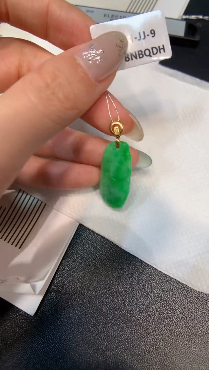 颈饰18K金镶嵌翡翠花件吊坠