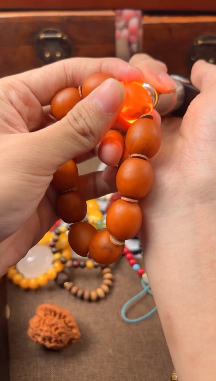 蜜蜡颈饰未镶嵌................