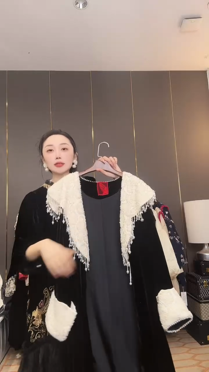 挂脖款红*大码  黑色一个