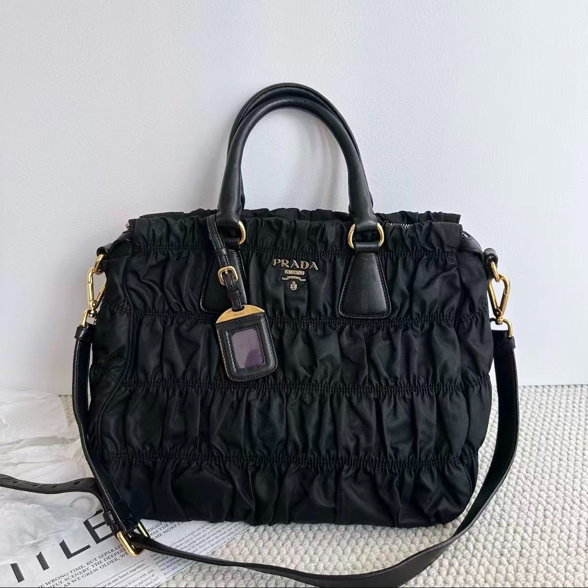 95新 Prada/普拉达 黑色褶皱手提斜挎包