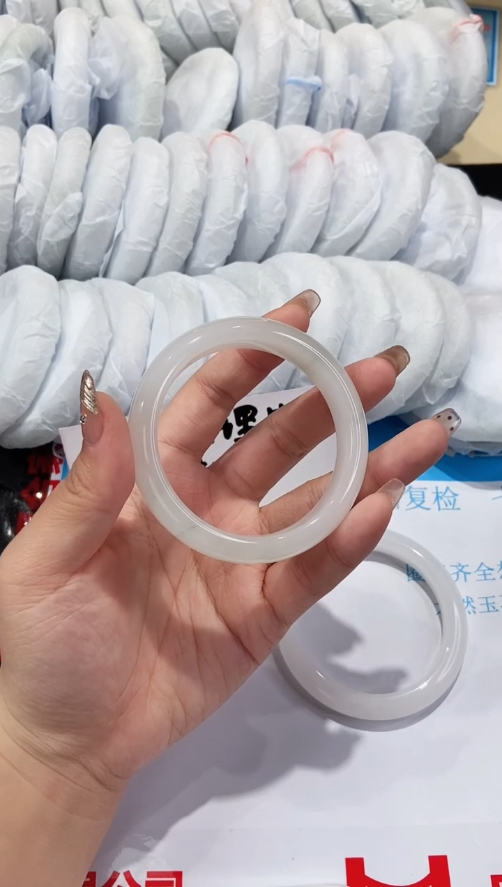 【闪购商品】石英质玉手镯未镶嵌200-55