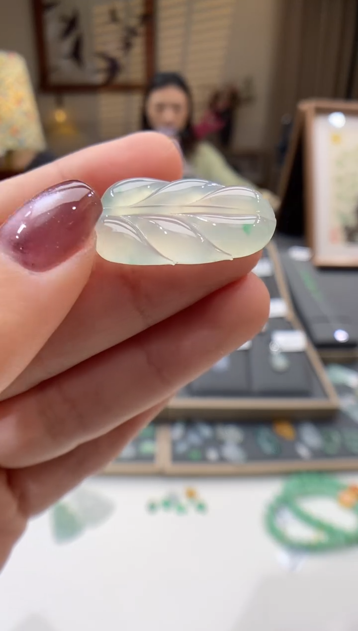 【闪购商品】翡翠颈饰未镶嵌叶子