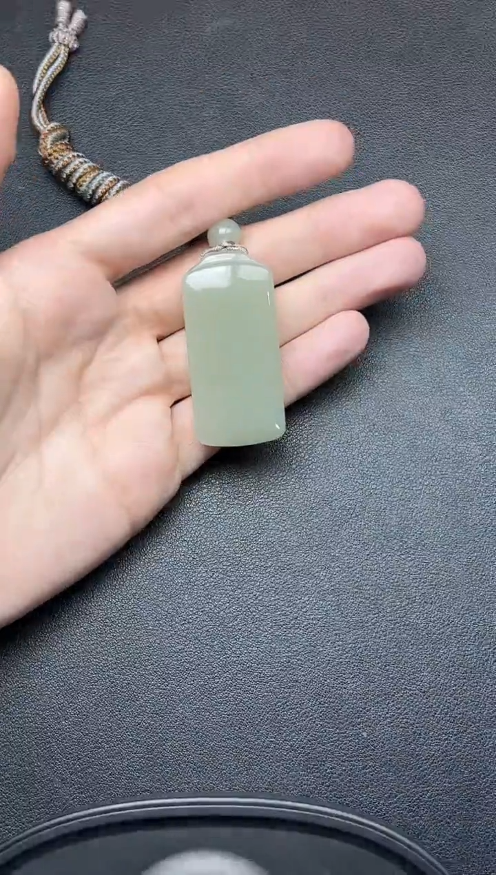 吊坠(赠链)未镶嵌和田玉且末微色差近矿吊坠