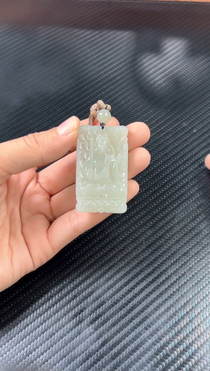 吊坠(赠链)未镶嵌和田玉且末微色差近矿吊坠