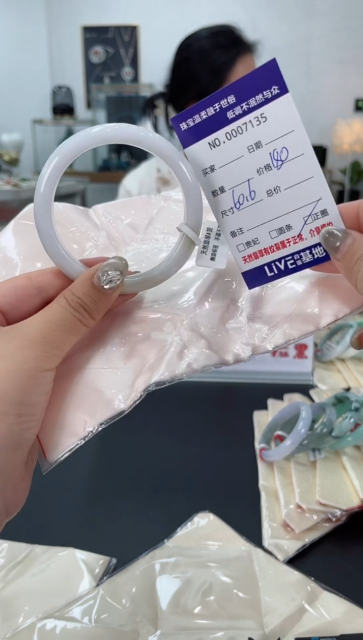 【闪购商品】翡翠手镯未镶嵌天然翡翠A货