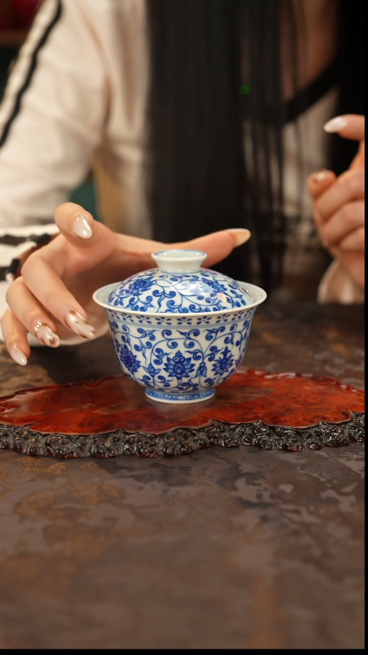 青花手绘缠枝莲盖碗