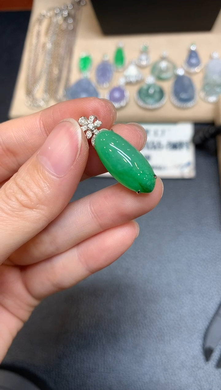 【闪购商品】翡翠颈饰18K金镶嵌福瓜【无服务费