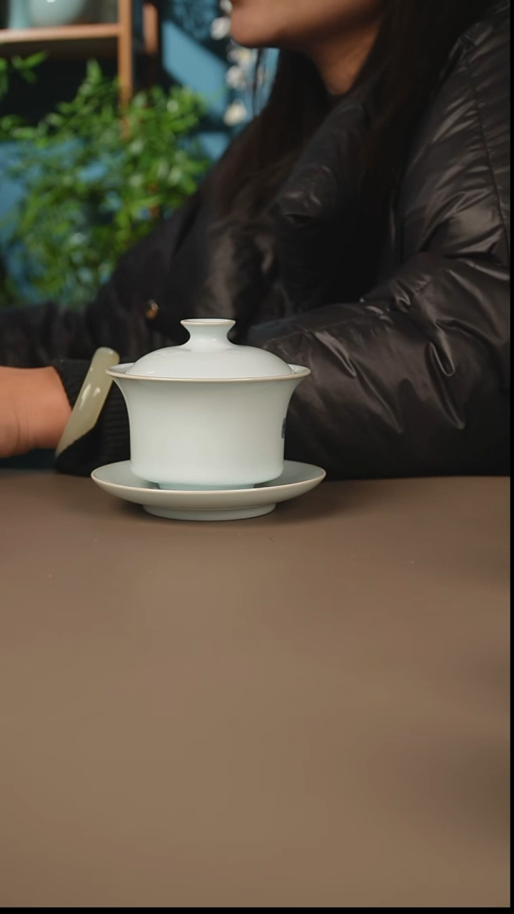 奎奎月白马蹄盖碗     