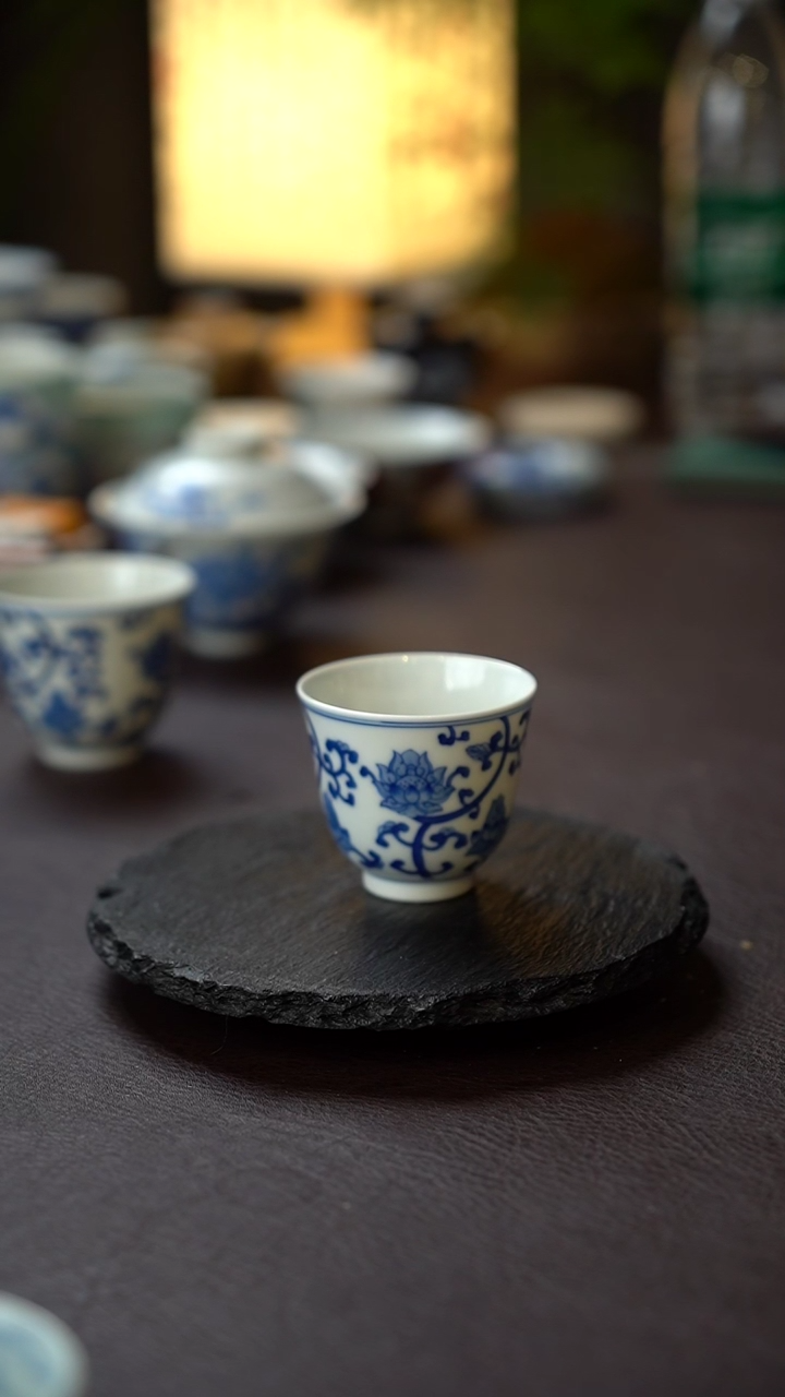 景德镇全手工手绘青花缠枝莲铃铛杯