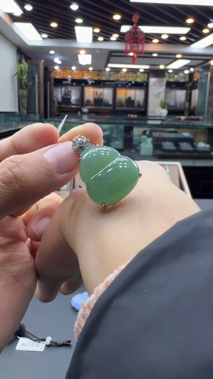 颈饰18K金镶嵌翡翠天**泪葫芦