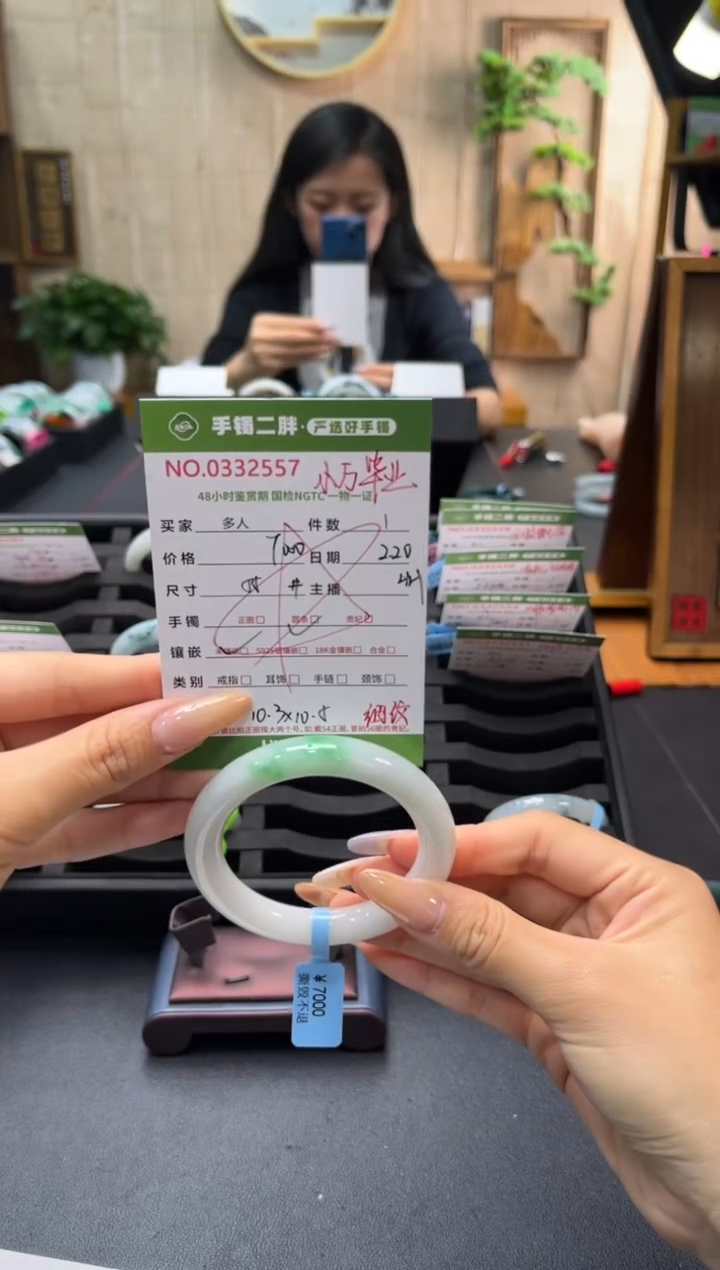 【闪购商品】翡翠手镯（圆镯）未镶嵌多人