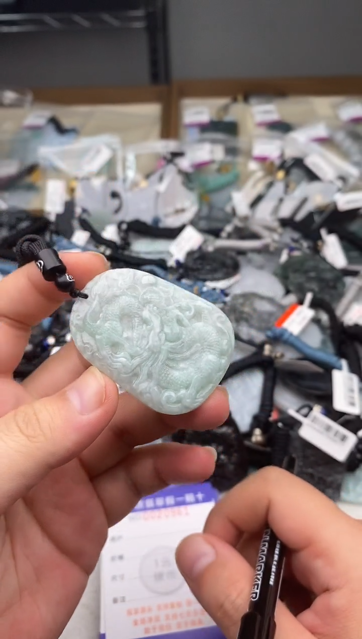 翡翠未镶嵌颈饰天*多样性发其一