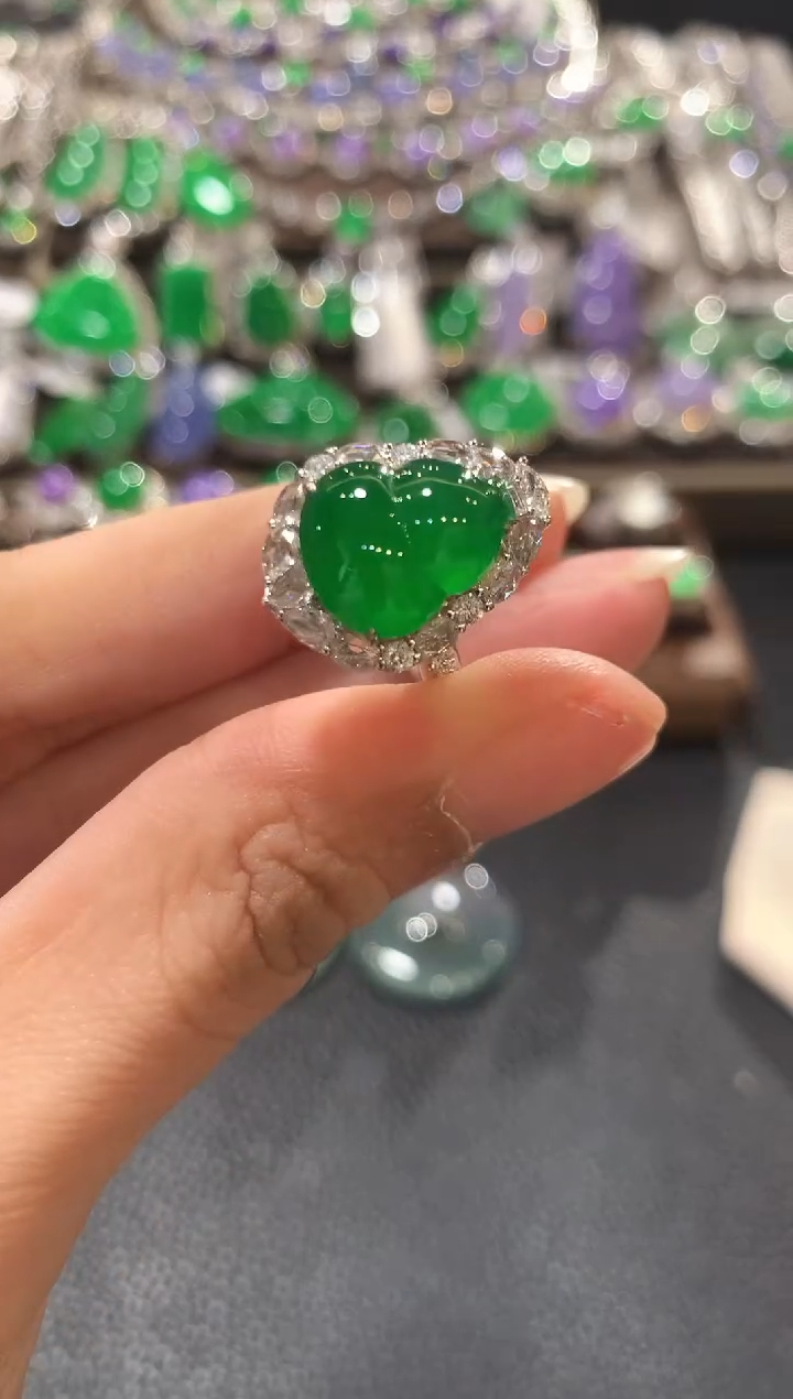 18K金镶嵌戒指翡翠?****3v45   