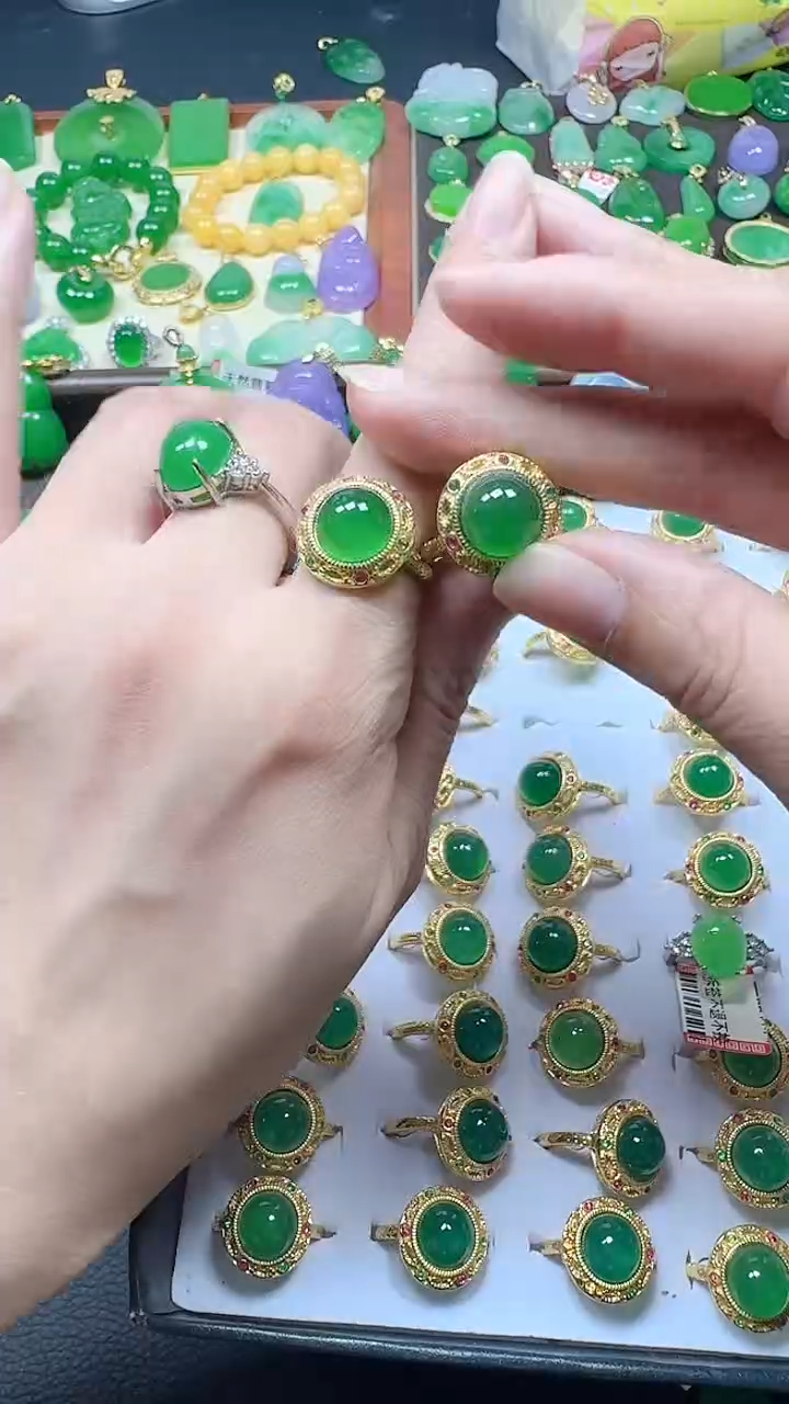 颈饰未镶嵌翡翠豪镶蛋面戒指