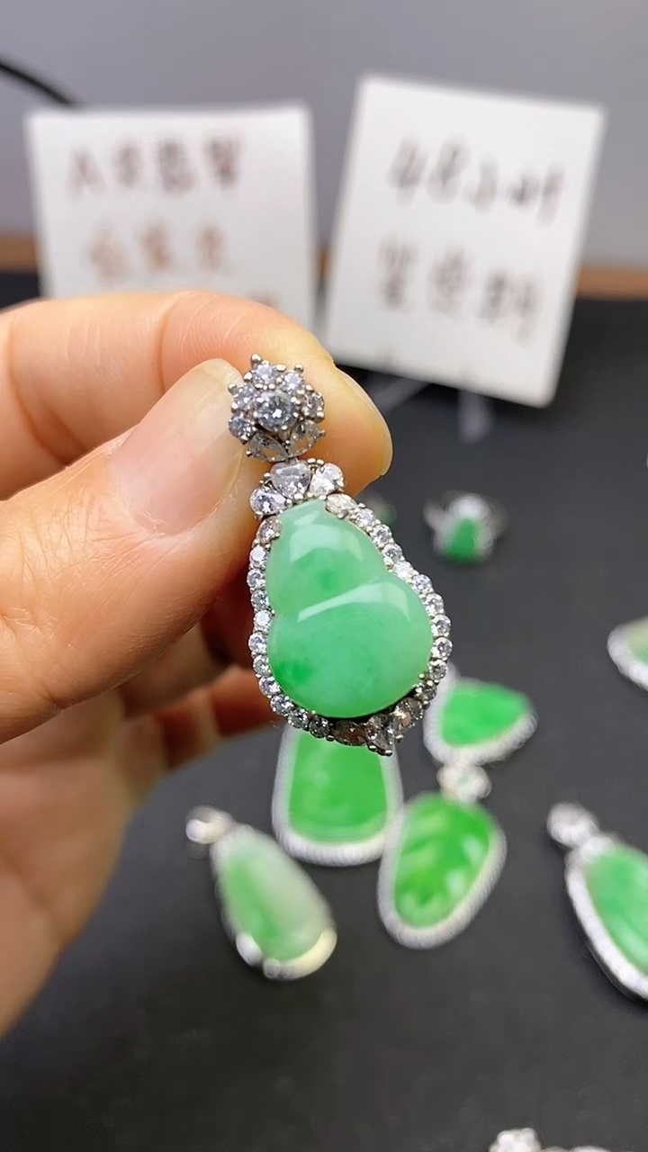 【闪购商品】翡翠吊坠(赠链)银S925镶嵌翡翠葫芦吊坠