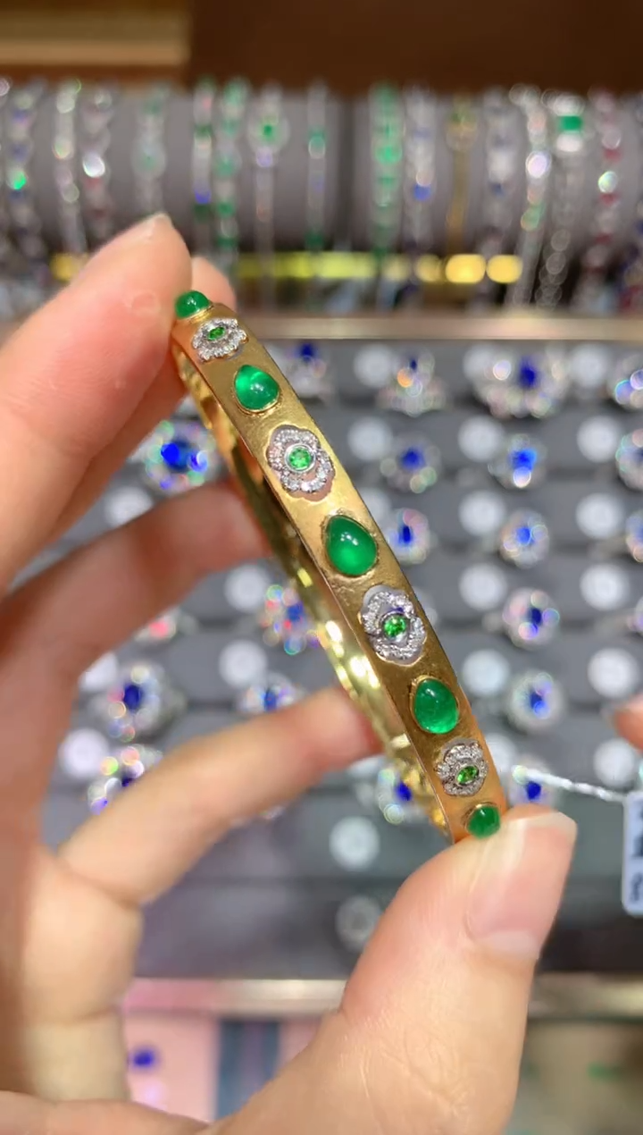 【闪购商品】祖母绿手镯18K金镶嵌1.5ct