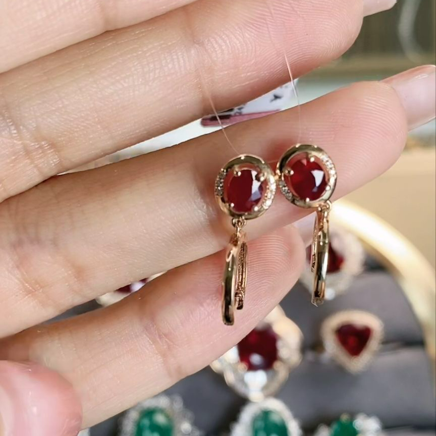 18K金镶嵌红宝石耳饰