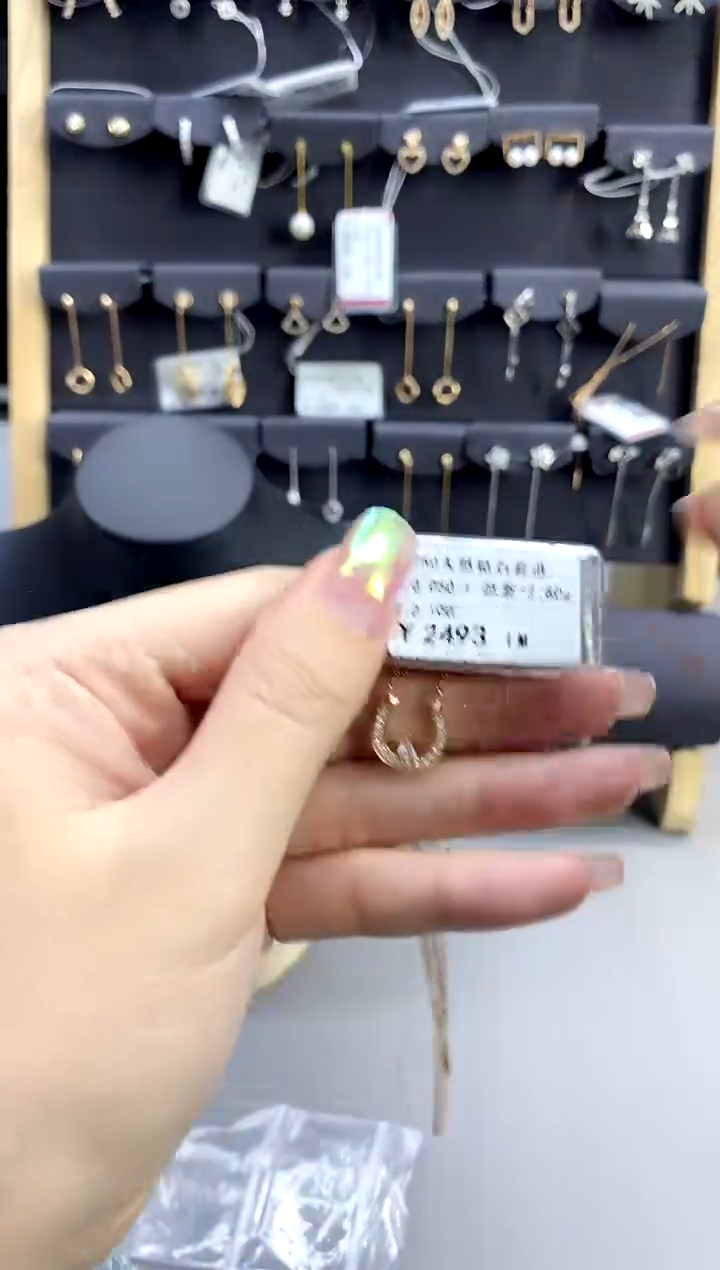 【闪购商品】钻石颈饰18K金镶嵌标签损坏不退不换