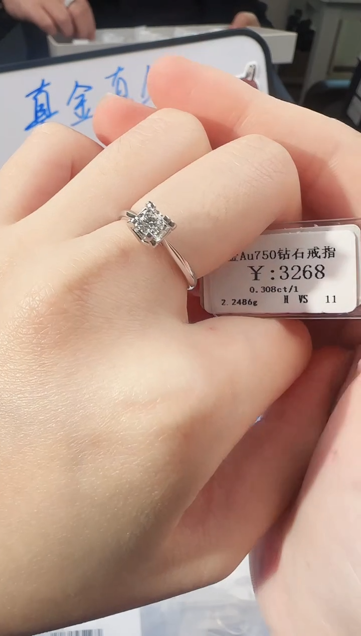 【闪购商品】钻石戒指/指环18K金镶嵌326800000