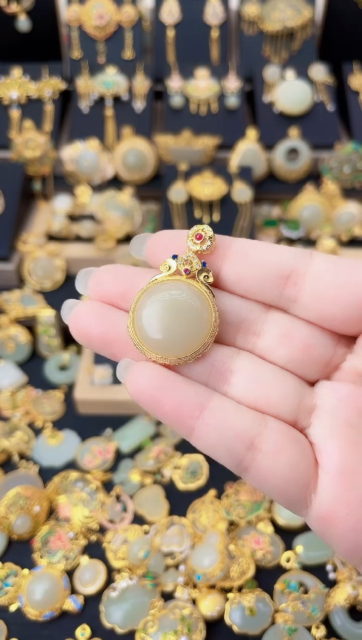 颈饰银S925镀金镶嵌和田玉祥云蛋面吊坠