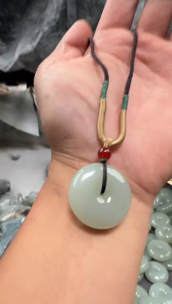 和田玉未镶嵌颈饰吊坠