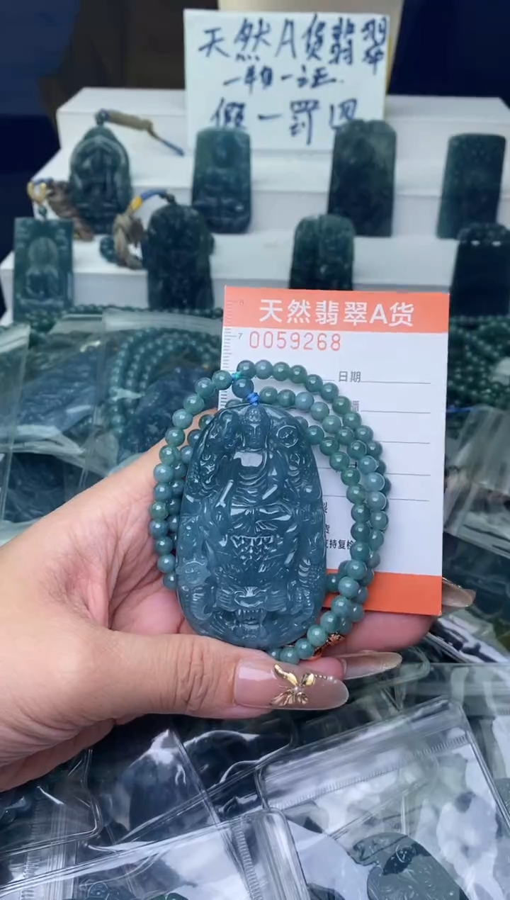 翡翠未镶嵌颈饰          