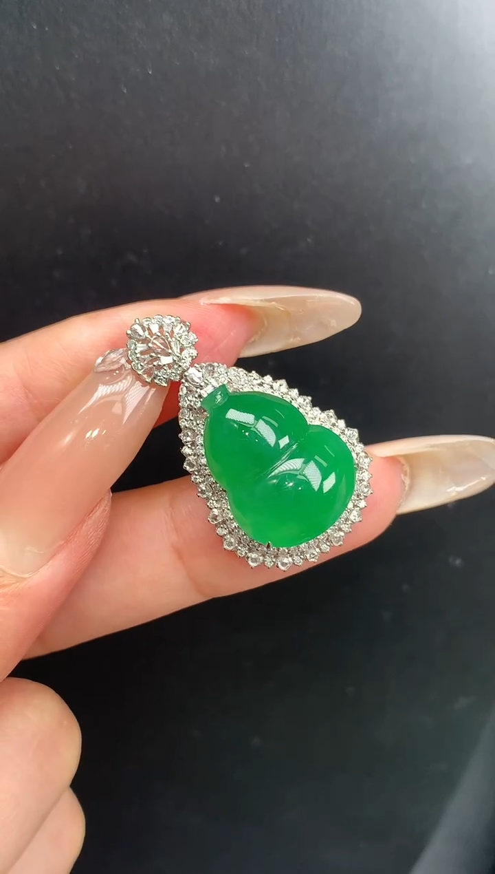 翡翠18K金镶嵌颈饰葫芦