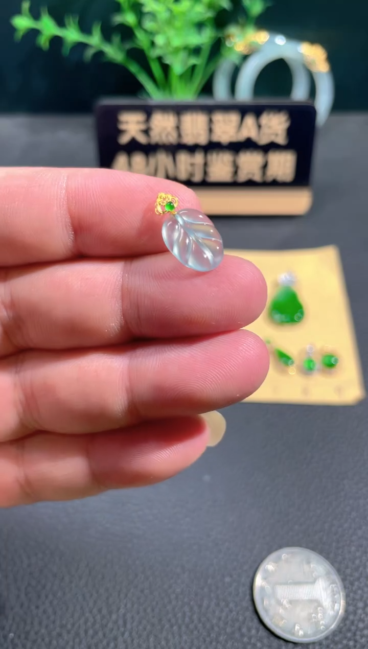 翡翠18K金镶嵌颈饰翡翠