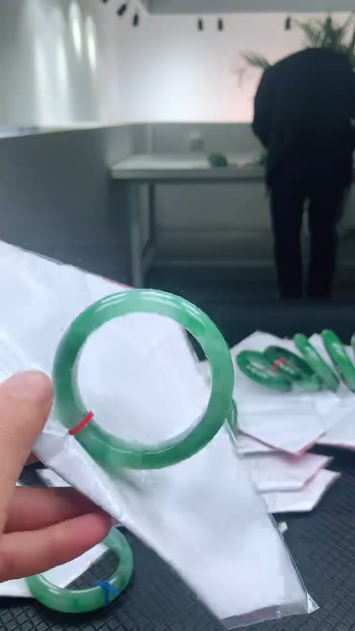【闪购商品】石英质玉手镯未镶嵌冰飘花手镯