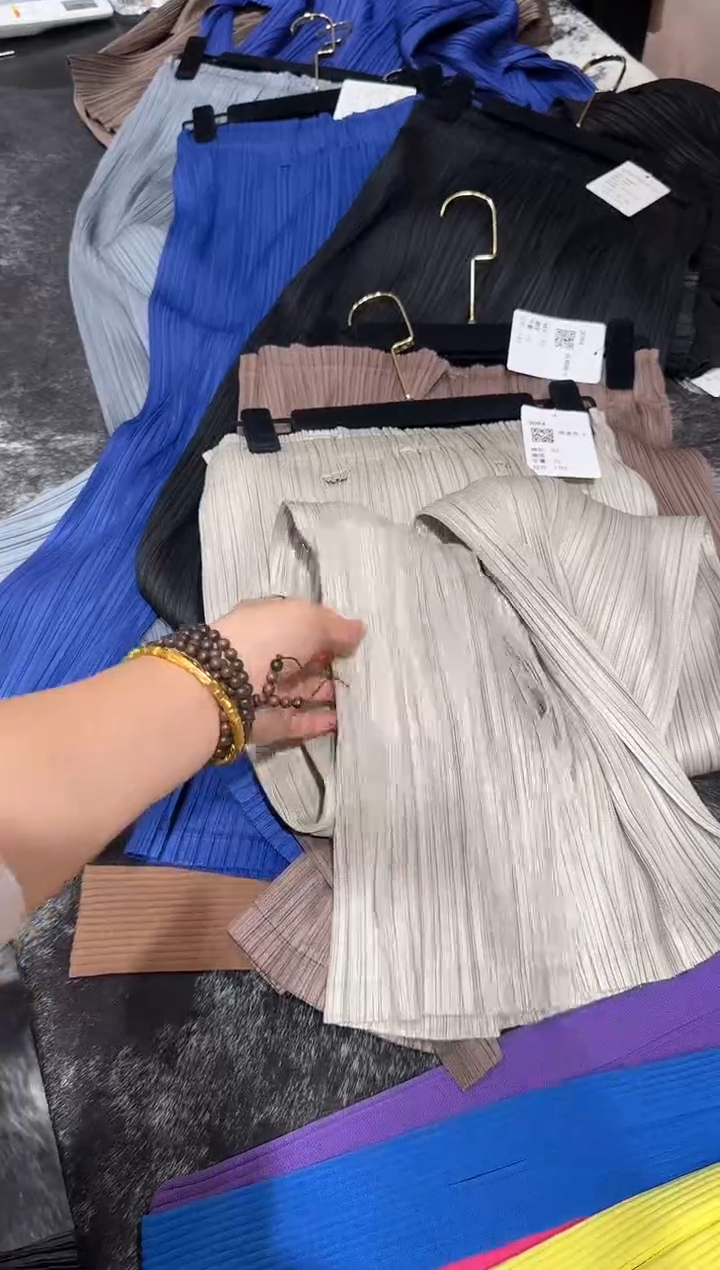 L***姐3094燕麦色裤子