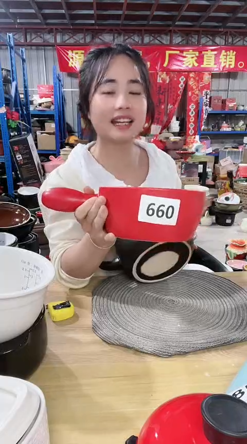 【闪购商品】660瑕疵红色手把锅不带盖孤品