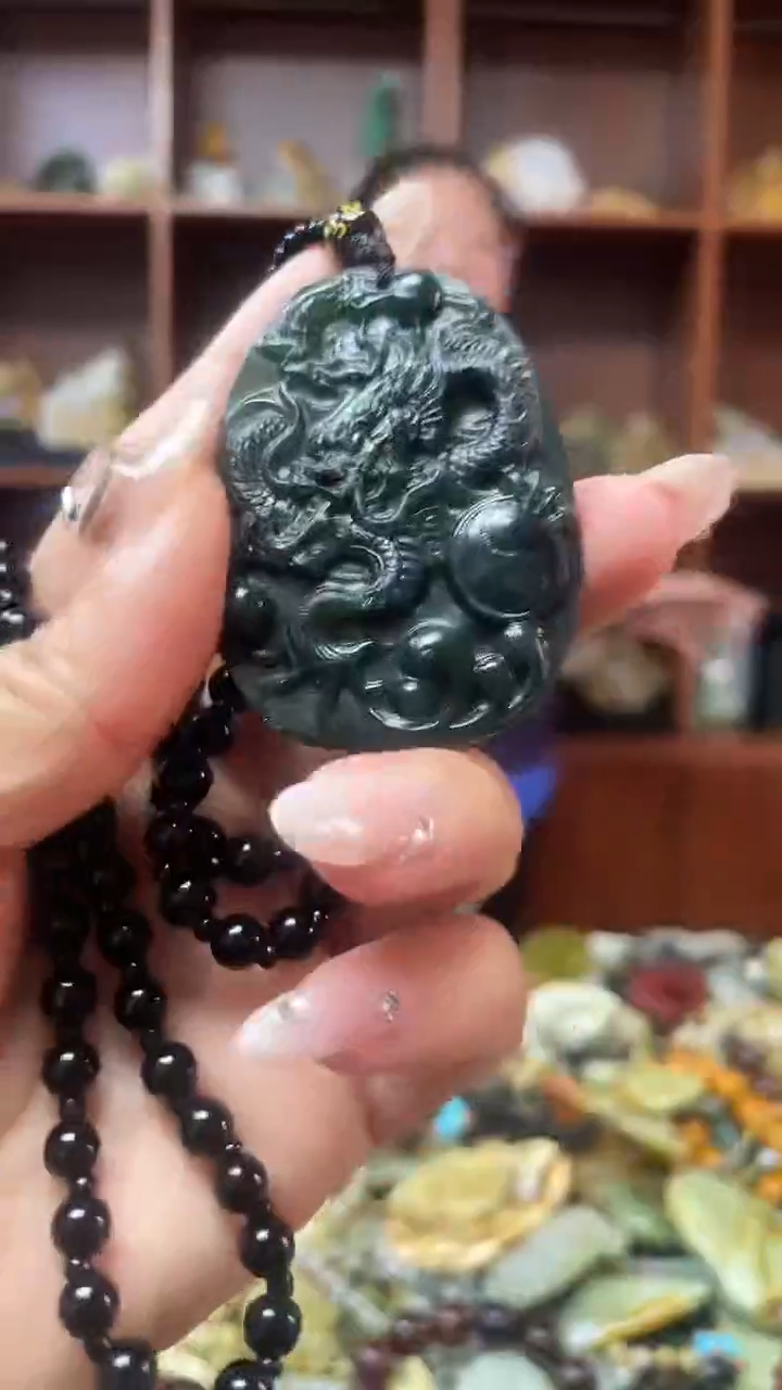 未镶嵌蛇纹石玉吊坠    