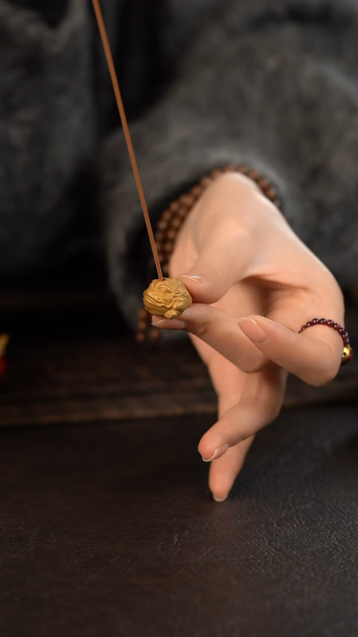 【闪购商品】杯云霞珍藏描金金蟾香插