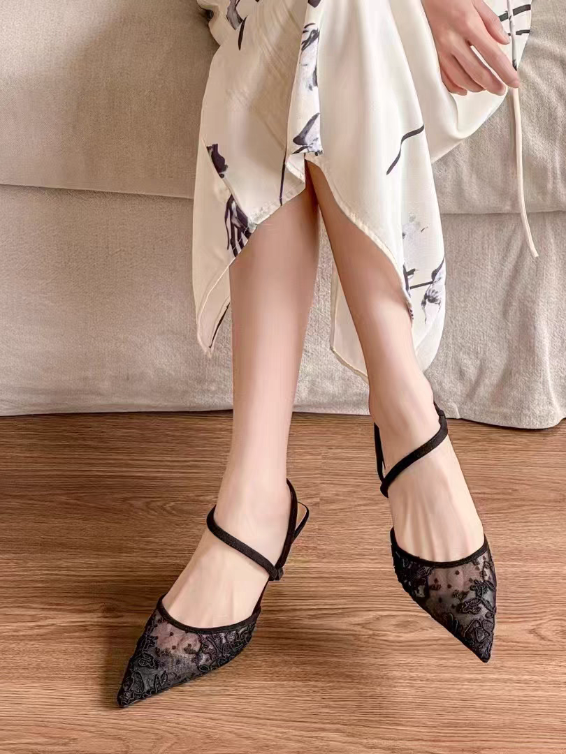 新款性感后空细跟凉鞋法式蕾丝网纱雕花时装高跟单鞋