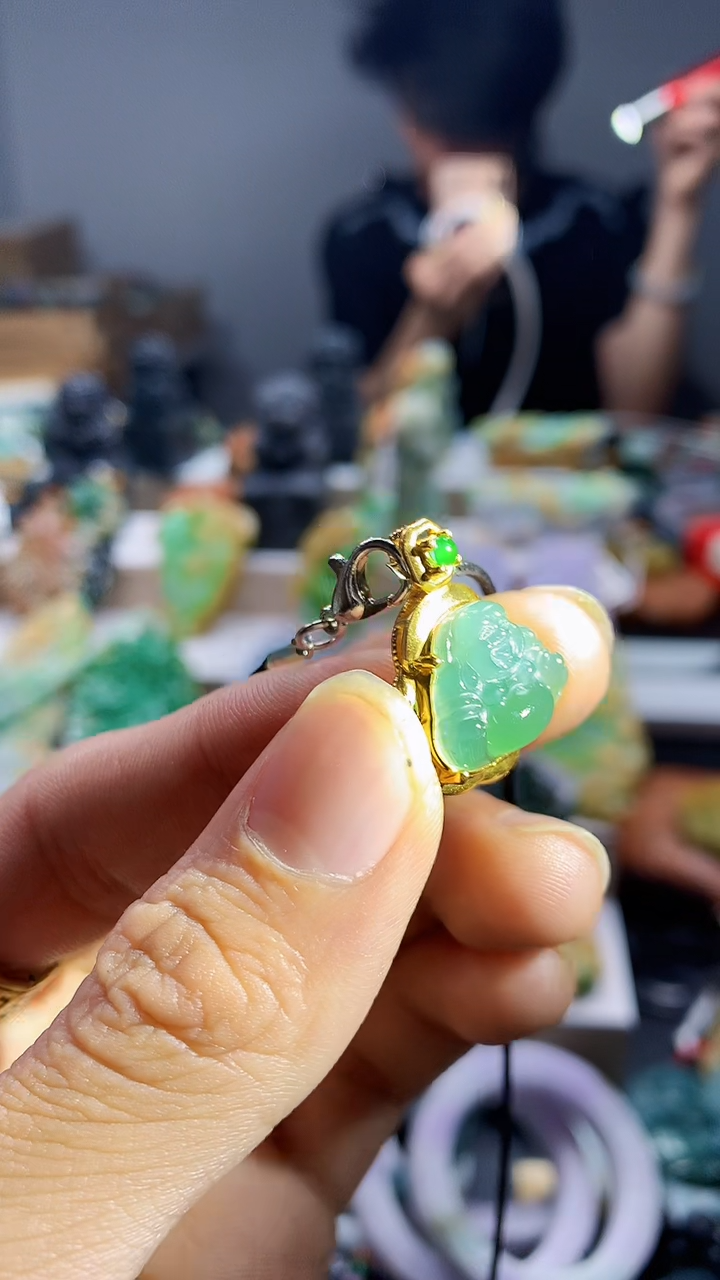 颈饰18K金镶嵌翡翠天然A货翡翠