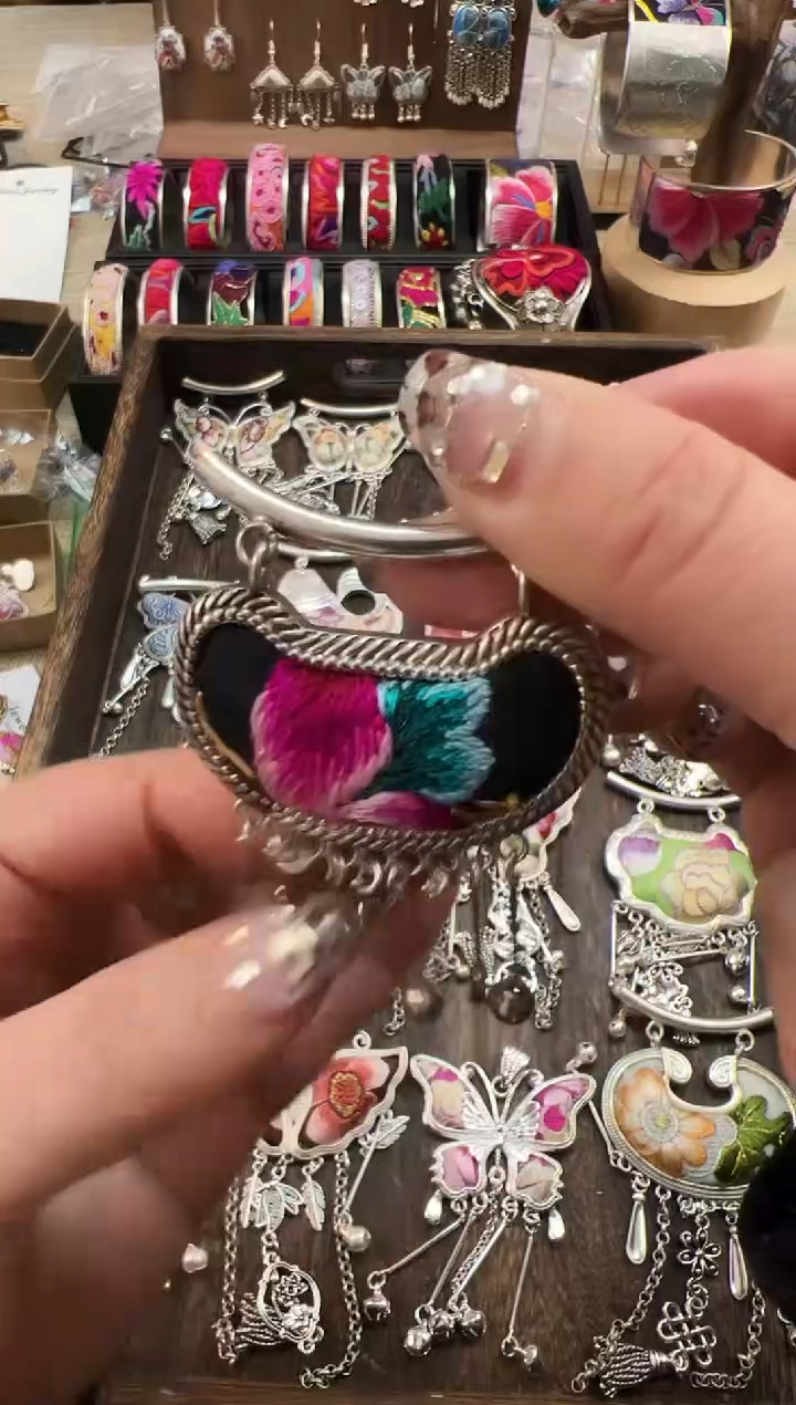 【闪购商品】织绣民族风老绣饰品188