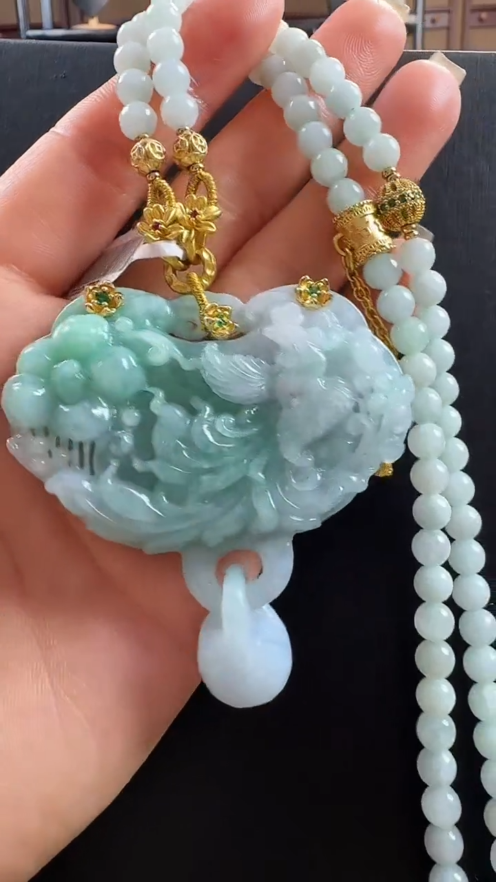 颈饰未镶嵌翡翠凤牌