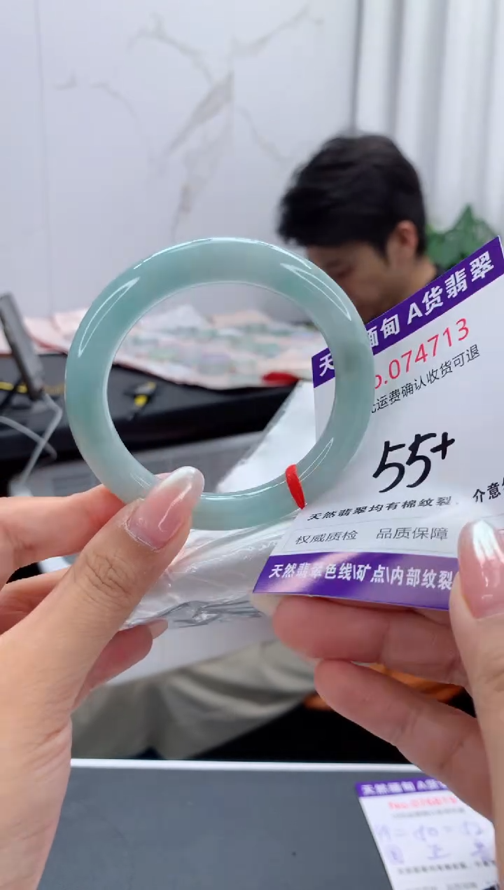 翡翠手镯未镶嵌有纹，完美者勿拍